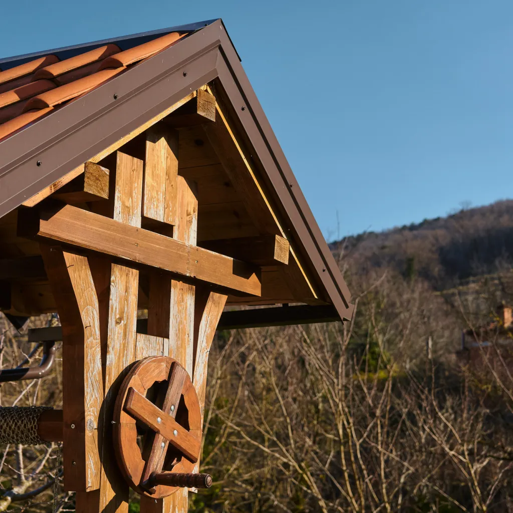 Okrasni lesen vodnjak, toplina tradicije na vašem vrtu