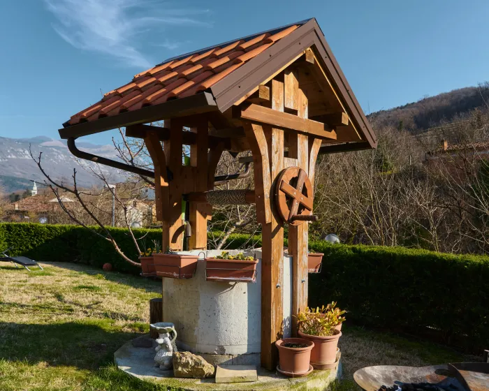 Okrasni lesen vodnjak, toplina tradicije na vašem vrtu